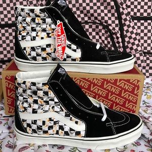 Vans Men’s Sk8-Hi
Checkerboard Koi/Black
VN0A7Q5NVG3
Sneakers